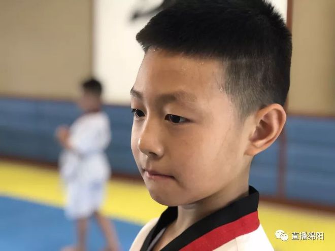 6t体育练跆拳道 这个8岁小朋友的暑假有股“劲道”(图3)
