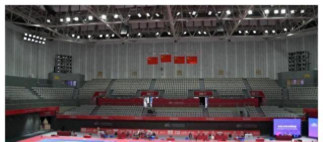 杭州亚运会的幕后临安体6t体育育馆“摇身一变”成为摔跤比赛的擂台(图1)