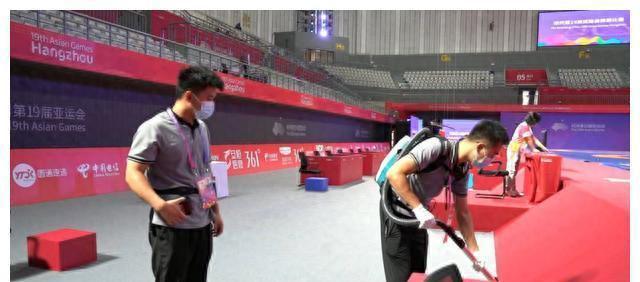 杭州亚运会的幕后临安体6t体育育馆“摇身一变”成为摔跤比赛的擂台(图2)