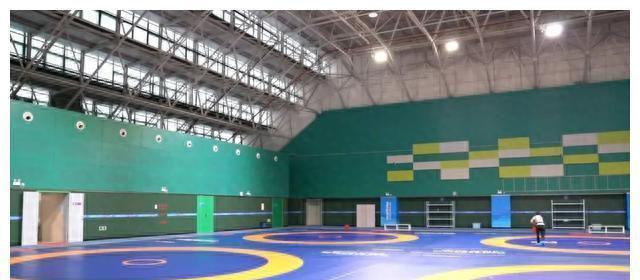 杭州亚运会的幕后临安体6t体育育馆“摇身一变”成为摔跤比赛的擂台(图3)