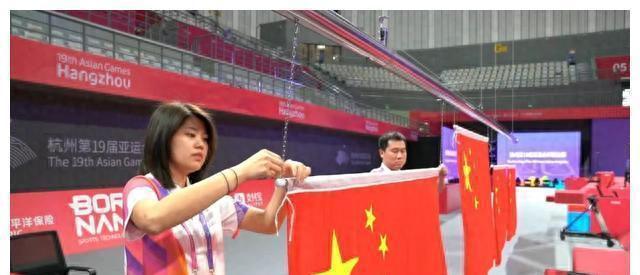 杭州亚运会的幕后临安体6t体育育馆“摇身一变”成为摔跤比赛的擂台(图4)