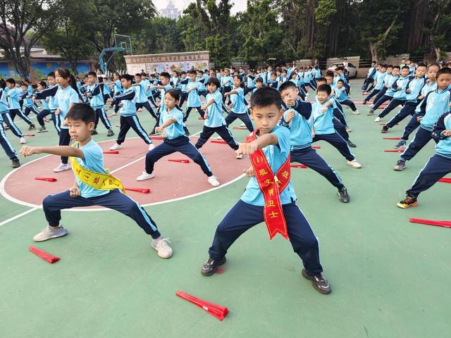 6t体育app：佛山三水西南这所小学学生全员学功夫练出“精气神”(图3)
