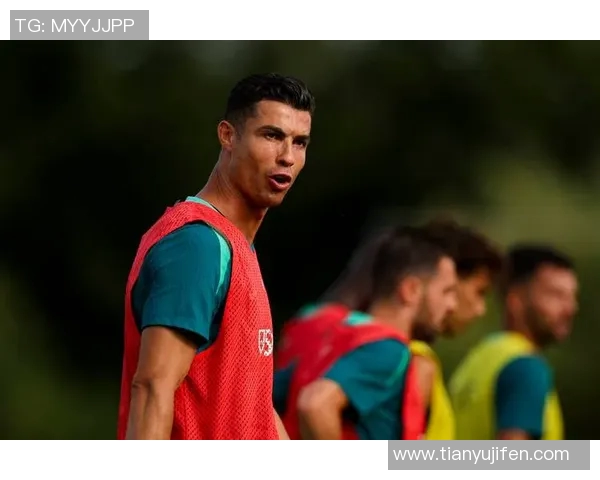 欧冠赛场惊现奇葩一幕球迷冲入场内抢夺C罗球衣引发热议 欧冠赛场惊现奇葩一幕球迷冲入场内抢夺C罗球衣引发热议